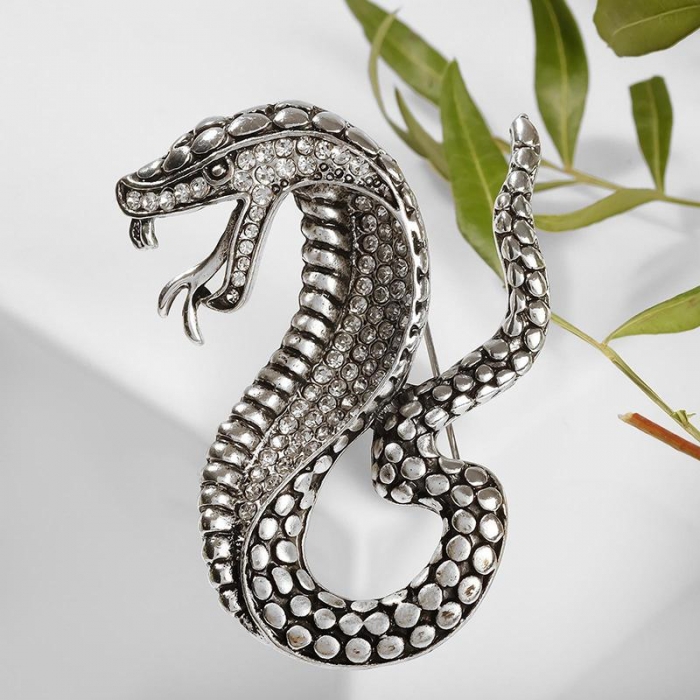 Брошь Змея кобра 6х4.7х1.2см белый в черненом серебре 5216770
